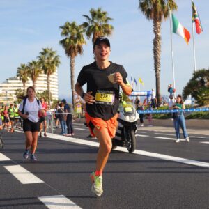 Axel Auriant Instagram - Mon premier marathon, et de loin le plus grand défi sportif de ma vie… 🤯

2 mois d’entraînements, 200 kg de pâtes ingurgitées, et tout autant d’ampoules pour un chrono final de 3h53…

Le petit garçon qui choisissait danse au bac pour avoir plus de la moyenne est très fier… 

Merci à toutes les personnes qui auront fait de cette aventure une épopée bordée d’amour et d’encouragements. 💘

Merci @juliettedelacroix_ & @jburteaux d’avoir été la meilleure team pour relever ce défi

(et merci à mon ostéo et à la carte vitale)