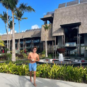 Axel Auriant Instagram - une moustache au paradis 🌴
@luxgrandbaie