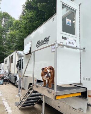 Axel Auriant Instagram - It’s a wrap 💣
« The New Look », bientôt sur @appletv
Mon premier tournage en anglais 

Merci à toutes les équipes d’avoir permis à Guillaume de prendre vie à l’écran 
(et dédicace à Monsieur Pilven qui désespérait à la vue de mon niveau d’anglais en terminale)