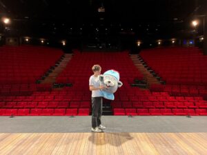 Axel Auriant Instagram - Après 4 mois au Théâtre Montparnasse, « Times Square » part en tournée dans toute la France ! 🐰❤️⏩
