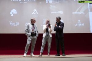 Axel Kuschevatzky Instagram - Gracias al @festivaldeibiza por la aventura y la generosidad de estos días --- y ni que hablar de los nuevos amigos y el shock de recibir un premio Astarté a la trayectoria y encima de la mano de @leosbaraglia. Todo gracias a @helher.escribano y su inagotable energía. 
Grandes días junto a belindawashingtonb y Daniela @mariaisasioficial, la genial @nerea_garmendia (libro a la vista), la power couple @santivacanarvaja y @guitrocello, stand up queen @evasoriano_, @_lapalmer_, @carpantis, @laraolivares__ , @jon_plazaola, @martaasturias @__sofiaadiazz @giucaussi, @nataliablueseven @eleolmos, @jaumeripollv, @guiomar.caiado, @ruth.tquintas @meriidiano y @mariavalero
Y gracias también a @ibizastones y @adlibmodaibiza por acompañarme en un momento tan único.

@consell_eivissa @eivissacultural @ajeiviss @ajuntamentdesantantoni @santaeulariadesriu  @ibizabay

#ibicine7 #ib #cine #ibicine #premiosastarte2024 #ibiza #cultura