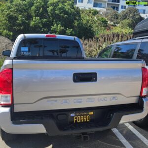 Axel Kuschevatzky Instagram - La patente dice FORRO. Lo primero que pensas es que es por alguna razón desconocida, el dueño de la camioneta es yanqui y no sabe lo que quiere decir en nuestro país, PEROOOOOOOOOOOOO... descubris el sticker con la celeste y blanca en el vidrio.

#argentinosporelmundo