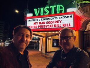 Axel Kuschevatzky Instagram - Anoche fuimos con @fusco_24 a uno de los cines de Quentin Tarantino, el @vistatheaterhollywood. Se inauguró en octubre de 1923 y con el tiempo terminó proyectando cine erotico y porno, primero hetero y después gay. En 1998 empezó a pasar films independientes y de autor. La zona tiene una larga historia cinematográfica. En uno de los departamentos de arriba del cine tuvo su oficina Ed Wood y en el terreno de enfrente DW Griffith rodó su revolucionaria y siniestra El nacimiento de una nación (The Birth of a Nation, 1915).
Ayer pudimos ver por primera vez en fílmico Faster, Pussycat! Kill! Kill! (1965), la intensa y entretenidisima oda a la violencia dirigida por Russ Meyer. El ritmo de Faster, Pussycat! Kill! Kill! es arrollador y te lleva por delante, aún a casi seis décadas de su estreno.
El Vista está impecable, con un sonido espectacular y hasta la musica ambiente está elegida con buen gusto - en el baño sonaban las canciones de otra película de Meyer, Más allá del valle de las muñecas (Beyond the Valley of the Dolls, 1970).
Cuando estabamos saliendo de la sala me di cuenta que, como en el Teatro Chino, había manos y firmas de cineastas en el pavimento. Cómo si fuese una señal, estaba parado sobre la firma de Peter Bogdanovich. Di un paso hacia adelante y descubrí que bajo mis pies aparecian las huellas de Roger Corman.

El cine y los cines son lo más hermoso del mundo.

#vistatheater #russmeyer #fasterpussycatkillkill
#peterbogdanovich #rogercorman #Quentintarantino