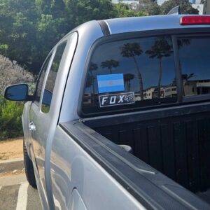 Axel Kuschevatzky Instagram - La patente dice FORRO. Lo primero que pensas es que es por alguna razón desconocida, el dueño de la camioneta es yanqui y no sabe lo que quiere decir en nuestro país, PEROOOOOOOOOOOOO... descubris el sticker con la celeste y blanca en el vidrio.

#argentinosporelmundo