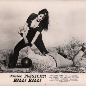 Axel Kuschevatzky Instagram - Anoche fuimos con @fusco_24 a uno de los cines de Quentin Tarantino, el @vistatheaterhollywood. Se inauguró en octubre de 1923 y con el tiempo terminó proyectando cine erotico y porno, primero hetero y después gay. En 1998 empezó a pasar films independientes y de autor. La zona tiene una larga historia cinematográfica. En uno de los departamentos de arriba del cine tuvo su oficina Ed Wood y en el terreno de enfrente DW Griffith rodó su revolucionaria y siniestra El nacimiento de una nación (The Birth of a Nation, 1915).
Ayer pudimos ver por primera vez en fílmico Faster, Pussycat! Kill! Kill! (1965), la intensa y entretenidisima oda a la violencia dirigida por Russ Meyer. El ritmo de Faster, Pussycat! Kill! Kill! es arrollador y te lleva por delante, aún a casi seis décadas de su estreno.
El Vista está impecable, con un sonido espectacular y hasta la musica ambiente está elegida con buen gusto - en el baño sonaban las canciones de otra película de Meyer, Más allá del valle de las muñecas (Beyond the Valley of the Dolls, 1970).
Cuando estabamos saliendo de la sala me di cuenta que, como en el Teatro Chino, había manos y firmas de cineastas en el pavimento. Cómo si fuese una señal, estaba parado sobre la firma de Peter Bogdanovich. Di un paso hacia adelante y descubrí que bajo mis pies aparecian las huellas de Roger Corman.

El cine y los cines son lo más hermoso del mundo.

#vistatheater #russmeyer #fasterpussycatkillkill
#peterbogdanovich #rogercorman #Quentintarantino