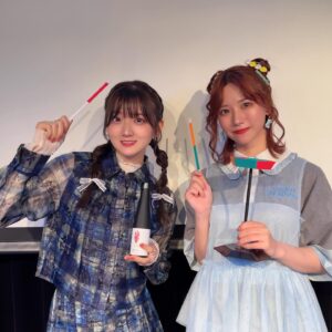Aya Yamane Instagram - 『山根綺のゆるっと綺譚』公開生放送2024 ありがとうございました！
やや綺譚久しぶりのイベント！とっても楽しかったです🥰

みんなが可愛いうちわやボードを作って持って来てくれたり、
感想をSNSに上げてくれたり、
やや担さん同士で仲良くなってくれているのを見て、
すごく嬉しい気持ちになっている今日この頃。

昨年7月から毎月何かのライブに出させていただいていて、
それをようやく走り切ったのですが、
始まる前や終わった後はどんなことをお話ししているのかなぁとか、新しいお洋服を買って着てくれたり、
遠方の方は飛行機や新幹線に乗って来てくれたんだろうなぁとか、
海外の方も増えたなぁとか、たくさんのことを感じた日々でした。

何回も心が折れそうになったけど、
なんとか無事に走り切ることができました。
本当に、応援してくれるやや担さんのおかげです！！
こうしてライブやイベントや舞台を観に来てくれるみんなの気持ちがとっても嬉しいな🌷これからも末長くよろしくお願いします！✨

そして今日はゲストに天海由梨奈ちゃん、和久井優ちゃん、土屋李央ちゃんの3名に来ていただきました🌸
大好きなマイメン！！とっても楽しかったぜ〜！！🫶🏻

配信アーカイブも是非ご覧くださいね︎♡
ではでは！また会いましょう〜！！🥰🥰

#やや綺譚 #公開生放送 #イベント #渋谷 #loft9shibuya
