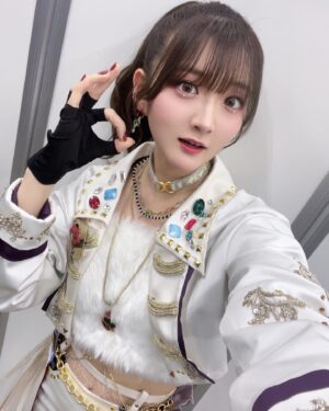 Aya Yamane Instagram - アイドルマスターシャイニーカラーズ6thLIVE TOUR
大阪と横浜の全公演が終了しました！
プロデューサーさん、楽しかったですか？☺️✨

今回のライブは今までで一番大変なことが多かったのですが、
そばで支えてくださるスタッフさんと、
283プロのみんなのおかげで走り切ることができました。
皆さま本当にありがとうございました...！大感謝。。泣

そして最終日の今日は、一番やりたいことができた！！
まだまだ伸ばしたいところはたくさんあるけど、
もっと練習しておけば良かったとか、ここはこうすれば良かったって思わない、悔いの残らないライブに出来ました。今日の私に出来る精一杯だった！
きっと、｢今日が最後のライブでも悔いはない｣って思えるくらいやりきれるかどうか、それだけなんだろうな。
7月と10月とまだまだライブがあることも、こんなに大きな会場の舞台に立てることががすごくありがたくて、当たり前のことじゃないなと思います。
美琴がいつも言っているのは、そういうことな気がします。
いつまでこうやってみんなとステージに立てるか分からないけど、
いつか来る最後の瞬間までずっと、
今日みたいな日を積み重ねて行けるようになりたいな。
もっと成長するぞー！！

そしてKアリーナ横浜、凄く良い会場でした！
プロデューサーさんが持っているライトが凄く綺麗で星空みたいだった。
いつもたくさん応援してくださって本当にありがとうございます。☺︎
より良いパフォーマンスが出来るように、上手くなるね。
というか最後とか想像しちゃったけど、
きっとまだまだずーっと先のことなので！笑
これからも末長く！よろしくお願いします☺️
次は7月、横浜アリーナでお会いしましょう💙(地元凱旋続くのが嬉しい)
またね🌸
#アイドルマスター #シャイニーカラーズ #シャニマス #緋田美琴 #idolmaster #kアリーナ横浜