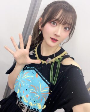 Aya Yamane Instagram - アイドルマスターシャイニーカラーズ6thLIVE TOUR
大阪と横浜の全公演が終了しました！
プロデューサーさん、楽しかったですか？☺️✨

今回のライブは今までで一番大変なことが多かったのですが、
そばで支えてくださるスタッフさんと、
283プロのみんなのおかげで走り切ることができました。
皆さま本当にありがとうございました...！大感謝。。泣

そして最終日の今日は、一番やりたいことができた！！
まだまだ伸ばしたいところはたくさんあるけど、
もっと練習しておけば良かったとか、ここはこうすれば良かったって思わない、悔いの残らないライブに出来ました。今日の私に出来る精一杯だった！
きっと、｢今日が最後のライブでも悔いはない｣って思えるくらいやりきれるかどうか、それだけなんだろうな。
7月と10月とまだまだライブがあることも、こんなに大きな会場の舞台に立てることががすごくありがたくて、当たり前のことじゃないなと思います。
美琴がいつも言っているのは、そういうことな気がします。
いつまでこうやってみんなとステージに立てるか分からないけど、
いつか来る最後の瞬間までずっと、
今日みたいな日を積み重ねて行けるようになりたいな。
もっと成長するぞー！！

そしてKアリーナ横浜、凄く良い会場でした！
プロデューサーさんが持っているライトが凄く綺麗で星空みたいだった。
いつもたくさん応援してくださって本当にありがとうございます。☺︎
より良いパフォーマンスが出来るように、上手くなるね。
というか最後とか想像しちゃったけど、
きっとまだまだずーっと先のことなので！笑
これからも末長く！よろしくお願いします☺️
次は7月、横浜アリーナでお会いしましょう💙(地元凱旋続くのが嬉しい)
またね🌸
#アイドルマスター #シャイニーカラーズ #シャニマス #緋田美琴 #idolmaster #kアリーナ横浜