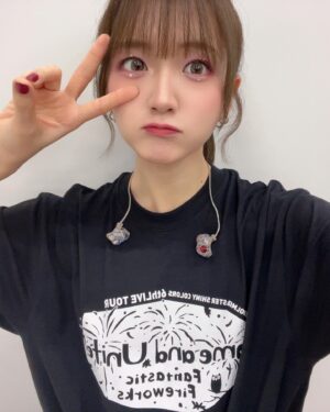 Aya Yamane Instagram - アイドルマスターシャイニーカラーズ6thLIVE TOUR
大阪と横浜の全公演が終了しました！
プロデューサーさん、楽しかったですか？☺️✨

今回のライブは今までで一番大変なことが多かったのですが、
そばで支えてくださるスタッフさんと、
283プロのみんなのおかげで走り切ることができました。
皆さま本当にありがとうございました...！大感謝。。泣

そして最終日の今日は、一番やりたいことができた！！
まだまだ伸ばしたいところはたくさんあるけど、
もっと練習しておけば良かったとか、ここはこうすれば良かったって思わない、悔いの残らないライブに出来ました。今日の私に出来る精一杯だった！
きっと、｢今日が最後のライブでも悔いはない｣って思えるくらいやりきれるかどうか、それだけなんだろうな。
7月と10月とまだまだライブがあることも、こんなに大きな会場の舞台に立てることががすごくありがたくて、当たり前のことじゃないなと思います。
美琴がいつも言っているのは、そういうことな気がします。
いつまでこうやってみんなとステージに立てるか分からないけど、
いつか来る最後の瞬間までずっと、
今日みたいな日を積み重ねて行けるようになりたいな。
もっと成長するぞー！！

そしてKアリーナ横浜、凄く良い会場でした！
プロデューサーさんが持っているライトが凄く綺麗で星空みたいだった。
いつもたくさん応援してくださって本当にありがとうございます。☺︎
より良いパフォーマンスが出来るように、上手くなるね。
というか最後とか想像しちゃったけど、
きっとまだまだずーっと先のことなので！笑
これからも末長く！よろしくお願いします☺️
次は7月、横浜アリーナでお会いしましょう💙(地元凱旋続くのが嬉しい)
またね🌸
#アイドルマスター #シャイニーカラーズ #シャニマス #緋田美琴 #idolmaster #kアリーナ横浜