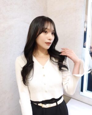 Ayaka Hidaritomo Instagram - ・
気分で結構暗めに🐈‍⬛🪄
　

色落ちしてくるから
これからも楽しみ~♩♡
　

　
そして月1でお願いしている
@amor_azabu のフォトフェイシャルに✨
　
シミの効果やハリ感upしたりと大好きな施術です🤍