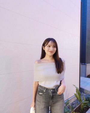 Ayaka Hidaritomo Instagram - ふらっとご飯食べ行った時の🌬️ 

最近は楽な服装ばかり。
パンツやデニムにピタッとめのトップス合わせるのがすき👖✨
　　

デニムは @uniqlo_jp の
ワイドストレートジーンズのグレーです🩶

　　

　
　
#uniqlo #ユニクロコーデ #ユニクロ購入品 #ワイドストレートジーンズ #オフショル　#夏コーデ　#きれいめカジュアル #きれいめコーデ