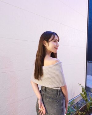 Ayaka Hidaritomo Instagram - ふらっとご飯食べ行った時の🌬️ 

最近は楽な服装ばかり。
パンツやデニムにピタッとめのトップス合わせるのがすき👖✨
　　

デニムは @uniqlo_jp の
ワイドストレートジーンズのグレーです🩶

　　

　
　
#uniqlo #ユニクロコーデ #ユニクロ購入品 #ワイドストレートジーンズ #オフショル　#夏コーデ　#きれいめカジュアル #きれいめコーデ