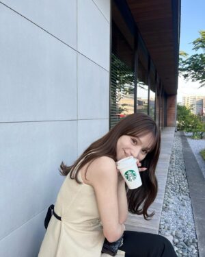 Ayaka Hidaritomo Instagram - 🌿　

ノースリーブデビュー🪿♡ 
この日はパンツにペプラムトップス。　

トップスは 展示会で注文した
@dazzlin_official のもの✨　　

毛先カットしたから巻きやすくなった~　
スタバはゆずシトラスティーかチャイティーラテが好き🫖　
　
　
　
　
　
　

#夏コーデ #dazzlin #ダズリン　#ペプラムトップス #ベージュコーデ　#きれいめカジュアル #オフィスカジュアル #きれいめコーデ