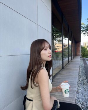 Ayaka Hidaritomo Instagram - 🌿　

ノースリーブデビュー🪿♡ 
この日はパンツにペプラムトップス。　

トップスは 展示会で注文した
@dazzlin_official のもの✨　　

毛先カットしたから巻きやすくなった~　
スタバはゆずシトラスティーかチャイティーラテが好き🫖　
　
　
　
　
　
　

#夏コーデ #dazzlin #ダズリン　#ペプラムトップス #ベージュコーデ　#きれいめカジュアル #オフィスカジュアル #きれいめコーデ