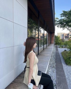 Ayaka Hidaritomo Instagram - 🌿　

ノースリーブデビュー🪿♡ 
この日はパンツにペプラムトップス。　

トップスは 展示会で注文した
@dazzlin_official のもの✨　　

毛先カットしたから巻きやすくなった~　
スタバはゆずシトラスティーかチャイティーラテが好き🫖　
　
　
　
　
　
　

#夏コーデ #dazzlin #ダズリン　#ペプラムトップス #ベージュコーデ　#きれいめカジュアル #オフィスカジュアル #きれいめコーデ