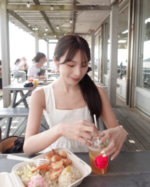 Ayaka Hidaritomo Instagram - ・
湘南に行った時の🌊　
ここのガーリックシュリンプ食べたくて…🥡🦐　
　
　
　
　

韓国のラミチェ皮膚科で肌治療をしてから1ヶ月くらい経って、毎日肌の治安がめっちゃいい✨　
特に顎下のインモードの効果があって、すっきりもたつきもなくなって嬉しい〜
また絶対行こうと思います☀️
@lamicheskin 

　　

#ラミチェ皮膚科 #クラブミズラミチェ　#韓国美容　#韓国美容クリニック　#肌管理　#pr
