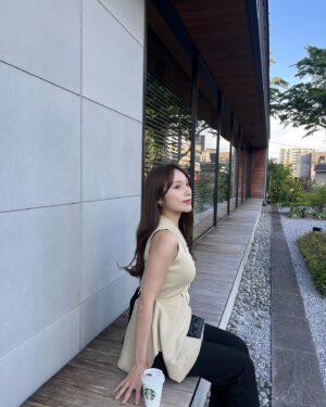 Ayaka Hidaritomo Instagram - 🌿　

ノースリーブデビュー🪿♡ 
この日はパンツにペプラムトップス。　

トップスは 展示会で注文した
@dazzlin_official のもの✨　　

毛先カットしたから巻きやすくなった~　
スタバはゆずシトラスティーかチャイティーラテが好き🫖　
　
　
　
　
　
　

#夏コーデ #dazzlin #ダズリン　#ペプラムトップス #ベージュコーデ　#きれいめカジュアル #オフィスカジュアル #きれいめコーデ