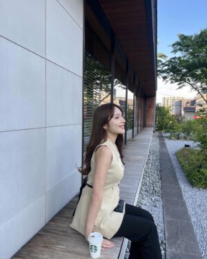 Ayaka Hidaritomo Instagram - 🌿　

ノースリーブデビュー🪿♡ 
この日はパンツにペプラムトップス。　

トップスは 展示会で注文した
@dazzlin_official のもの✨　　

毛先カットしたから巻きやすくなった~　
スタバはゆずシトラスティーかチャイティーラテが好き🫖　
　
　
　
　
　
　

#夏コーデ #dazzlin #ダズリン　#ペプラムトップス #ベージュコーデ　#きれいめカジュアル #オフィスカジュアル #きれいめコーデ