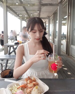 Ayaka Hidaritomo Instagram - ・
湘南に行った時の🌊　
ここのガーリックシュリンプ食べたくて…🥡🦐　
　
　
　
　

韓国のラミチェ皮膚科で肌治療をしてから1ヶ月くらい経って、毎日肌の治安がめっちゃいい✨　
特に顎下のインモードの効果があって、すっきりもたつきもなくなって嬉しい〜
また絶対行こうと思います☀️
@lamicheskin 

　　

#ラミチェ皮膚科 #クラブミズラミチェ　#韓国美容　#韓国美容クリニック　#肌管理　#pr