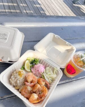 Ayaka Hidaritomo Instagram - ・
湘南に行った時の🌊　
ここのガーリックシュリンプ食べたくて…🥡🦐　
　
　
　
　

韓国のラミチェ皮膚科で肌治療をしてから1ヶ月くらい経って、毎日肌の治安がめっちゃいい✨　
特に顎下のインモードの効果があって、すっきりもたつきもなくなって嬉しい〜
また絶対行こうと思います☀️
@lamicheskin 

　　

#ラミチェ皮膚科 #クラブミズラミチェ　#韓国美容　#韓国美容クリニック　#肌管理　#pr