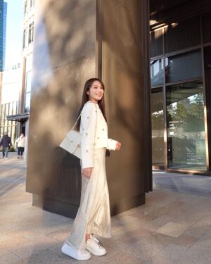 Ayaka Hidaritomo Instagram - ・
ホワイトコーデ🦢✨　
　

光沢のあるサテンスカートだけど
スニーカーでカジュアルに🪴
　
 

cardigan @anuans.official 
skirt @noela_official 
shoes @alexandermcqueen

　
#ホワイトコーデ #スニーカーコーデ　#低身長コーデ #155cm #春コーデ #カーディガン