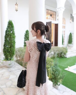 Ayaka Hidaritomo Instagram - ✨　

先日、大親友の結婚式に🤍
ドレスで出てきた時からみんなで号泣、
そしてお色直しでも号泣🥹　
　

テーブルのメッセージカードにはメッセージとともにプリクラも🤣懐かしすぎる… 

中学時代の陸上部の友人で
たくさんの思い出もあり、今でも変わらずグループで仲良くしてます🫶🏻　
　

美しすぎる友人の姿を見れて嬉しかったし
幸せでした🕊️♡ 本当におめでとう💓
　

お呼ばれコーデは

👗 @celford_official 
👜 @odetteeodile 
👡　@sy_unitedarrows 

ドレスは後ろのリボンに一目惚れして購入しました🎀　
バッグとパンプスはブラックに揃えて、
バッグはラメ感のあるものを🖤

#結婚式　#結婚式コーデ  #結婚式ヘア #お呼ばれコーデ #お呼ばれヘア #オケージョンドレス #セルフォード #celford #アップスタイル #ヘアアレンジ