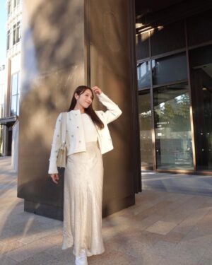 Ayaka Hidaritomo Instagram - ・
ホワイトコーデ🦢✨　
　

光沢のあるサテンスカートだけど
スニーカーでカジュアルに🪴
　
 

cardigan @anuans.official 
skirt @noela_official 
shoes @alexandermcqueen

　
#ホワイトコーデ #スニーカーコーデ　#低身長コーデ #155cm #春コーデ #カーディガン
