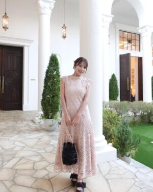 Ayaka Hidaritomo Instagram - ✨　

先日、大親友の結婚式に🤍
ドレスで出てきた時からみんなで号泣、
そしてお色直しでも号泣🥹　
　

テーブルのメッセージカードにはメッセージとともにプリクラも🤣懐かしすぎる… 

中学時代の陸上部の友人で
たくさんの思い出もあり、今でも変わらずグループで仲良くしてます🫶🏻　
　

美しすぎる友人の姿を見れて嬉しかったし
幸せでした🕊️♡ 本当におめでとう💓
　

お呼ばれコーデは

👗 @celford_official 
👜 @odetteeodile 
👡　@sy_unitedarrows 

ドレスは後ろのリボンに一目惚れして購入しました🎀　
バッグとパンプスはブラックに揃えて、
バッグはラメ感のあるものを🖤

#結婚式　#結婚式コーデ  #結婚式ヘア #お呼ばれコーデ #お呼ばれヘア #オケージョンドレス #セルフォード #celford #アップスタイル #ヘアアレンジ