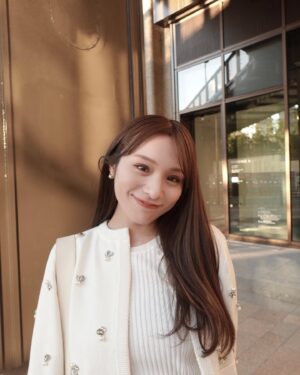 Ayaka Hidaritomo Instagram - ・
ホワイトコーデ🦢✨　
　

光沢のあるサテンスカートだけど
スニーカーでカジュアルに🪴
　
 

cardigan @anuans.official 
skirt @noela_official 
shoes @alexandermcqueen

　
#ホワイトコーデ #スニーカーコーデ　#低身長コーデ #155cm #春コーデ #カーディガン