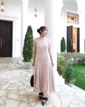Ayaka Hidaritomo Instagram - ✨　

先日、大親友の結婚式に🤍
ドレスで出てきた時からみんなで号泣、
そしてお色直しでも号泣🥹　
　

テーブルのメッセージカードにはメッセージとともにプリクラも🤣懐かしすぎる… 

中学時代の陸上部の友人で
たくさんの思い出もあり、今でも変わらずグループで仲良くしてます🫶🏻　
　

美しすぎる友人の姿を見れて嬉しかったし
幸せでした🕊️♡ 本当におめでとう💓
　

お呼ばれコーデは

👗 @celford_official 
👜 @odetteeodile 
👡　@sy_unitedarrows 

ドレスは後ろのリボンに一目惚れして購入しました🎀　
バッグとパンプスはブラックに揃えて、
バッグはラメ感のあるものを🖤

#結婚式　#結婚式コーデ  #結婚式ヘア #お呼ばれコーデ #お呼ばれヘア #オケージョンドレス #セルフォード #celford #アップスタイル #ヘアアレンジ