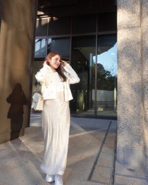 Ayaka Hidaritomo Instagram - ・
ホワイトコーデ🦢✨　
　

光沢のあるサテンスカートだけど
スニーカーでカジュアルに🪴
　
 

cardigan @anuans.official 
skirt @noela_official 
shoes @alexandermcqueen

　
#ホワイトコーデ #スニーカーコーデ　#低身長コーデ #155cm #春コーデ #カーディガン