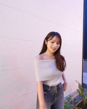 Ayaka Hidaritomo Instagram - ふらっとご飯食べ行った時の🌬️ 

最近は楽な服装ばかり。
パンツやデニムにピタッとめのトップス合わせるのがすき👖✨
　　

デニムは @uniqlo_jp の
ワイドストレートジーンズのグレーです🩶

　　

　
　
#uniqlo #ユニクロコーデ #ユニクロ購入品 #ワイドストレートジーンズ #オフショル　#夏コーデ　#きれいめカジュアル #きれいめコーデ