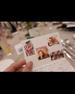 Ayaka Hidaritomo Instagram - ✨　

先日、大親友の結婚式に🤍
ドレスで出てきた時からみんなで号泣、
そしてお色直しでも号泣🥹　
　

テーブルのメッセージカードにはメッセージとともにプリクラも🤣懐かしすぎる… 

中学時代の陸上部の友人で
たくさんの思い出もあり、今でも変わらずグループで仲良くしてます🫶🏻　
　

美しすぎる友人の姿を見れて嬉しかったし
幸せでした🕊️♡ 本当におめでとう💓
　

お呼ばれコーデは

👗 @celford_official 
👜 @odetteeodile 
👡　@sy_unitedarrows 

ドレスは後ろのリボンに一目惚れして購入しました🎀　
バッグとパンプスはブラックに揃えて、
バッグはラメ感のあるものを🖤

#結婚式　#結婚式コーデ  #結婚式ヘア #お呼ばれコーデ #お呼ばれヘア #オケージョンドレス #セルフォード #celford #アップスタイル #ヘアアレンジ