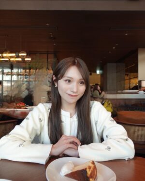 Ayaka Hidaritomo Instagram - ・
 
麻布台ヒルズにあるBaclonyby6th🍽️ 🥞
　

ここのバスクチーズケーキが本当に美味しい🧀♡
パスタもポテトも食べてしまった、、 
 

この日のビジュージャケットは合わせやすくて
春にもたくさん着れそう🌸　

前髪は伸びてきちゃって最近は流してる👩🏻
いつも切ってしまうのよね…🤣 
 
 

#balconyby6th #麻布台ヒルズ　#麻布台グルメ #カーディガンコーデ #ジャケットコーデ
