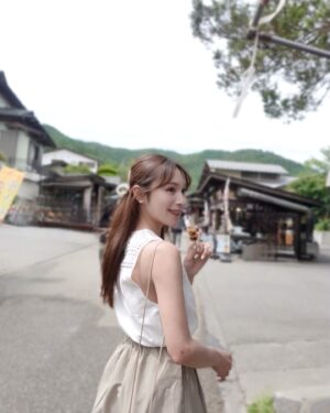 Ayaka Hidaritomo Instagram - ・
今日は父の日ということもあって
数日前から山梨帰省しました👨🏻🎁

お家でBBQしたり愛犬連れて観光地に行ったり
温泉にいったりまったりな休日🐕👒　　

写真の場所は山梨の忍野八海🌻
話題の観光スポットみたい🍡
池の水も透けてて綺麗だった~

山梨に来た時は是非~♩

#忍野八海　#山梨観光　#yamanashi #忍野八海グルメ