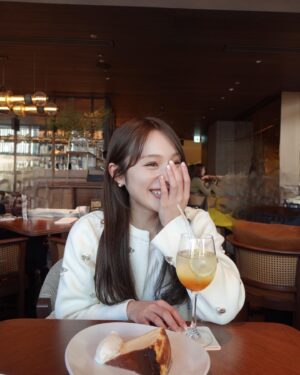 Ayaka Hidaritomo Instagram - ・
 
麻布台ヒルズにあるBaclonyby6th🍽️ 🥞
　

ここのバスクチーズケーキが本当に美味しい🧀♡
パスタもポテトも食べてしまった、、 
 

この日のビジュージャケットは合わせやすくて
春にもたくさん着れそう🌸　

前髪は伸びてきちゃって最近は流してる👩🏻
いつも切ってしまうのよね…🤣 
 
 

#balconyby6th #麻布台ヒルズ　#麻布台グルメ #カーディガンコーデ #ジャケットコーデ