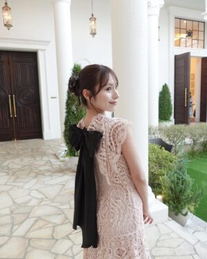 Ayaka Hidaritomo Instagram - ✨　

先日、大親友の結婚式に🤍
ドレスで出てきた時からみんなで号泣、
そしてお色直しでも号泣🥹　
　

テーブルのメッセージカードにはメッセージとともにプリクラも🤣懐かしすぎる… 

中学時代の陸上部の友人で
たくさんの思い出もあり、今でも変わらずグループで仲良くしてます🫶🏻　
　

美しすぎる友人の姿を見れて嬉しかったし
幸せでした🕊️♡ 本当におめでとう💓
　

お呼ばれコーデは

👗 @celford_official 
👜 @odetteeodile 
👡　@sy_unitedarrows 

ドレスは後ろのリボンに一目惚れして購入しました🎀　
バッグとパンプスはブラックに揃えて、
バッグはラメ感のあるものを🖤

#結婚式　#結婚式コーデ  #結婚式ヘア #お呼ばれコーデ #お呼ばれヘア #オケージョンドレス #セルフォード #celford #アップスタイル #ヘアアレンジ