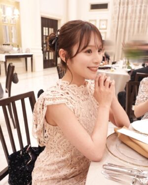 Ayaka Hidaritomo Instagram - ✨　

先日、大親友の結婚式に🤍
ドレスで出てきた時からみんなで号泣、
そしてお色直しでも号泣🥹　
　

テーブルのメッセージカードにはメッセージとともにプリクラも🤣懐かしすぎる… 

中学時代の陸上部の友人で
たくさんの思い出もあり、今でも変わらずグループで仲良くしてます🫶🏻　
　

美しすぎる友人の姿を見れて嬉しかったし
幸せでした🕊️♡ 本当におめでとう💓
　

お呼ばれコーデは

👗 @celford_official 
👜 @odetteeodile 
👡　@sy_unitedarrows 

ドレスは後ろのリボンに一目惚れして購入しました🎀　
バッグとパンプスはブラックに揃えて、
バッグはラメ感のあるものを🖤

#結婚式　#結婚式コーデ  #結婚式ヘア #お呼ばれコーデ #お呼ばれヘア #オケージョンドレス #セルフォード #celford #アップスタイル #ヘアアレンジ