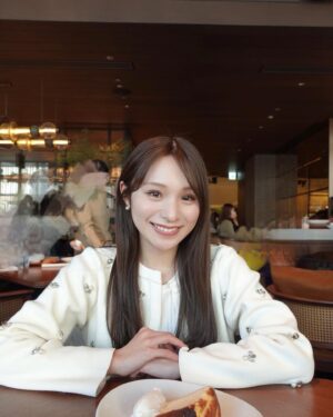Ayaka Hidaritomo Instagram - ・
 
麻布台ヒルズにあるBaclonyby6th🍽️ 🥞
　

ここのバスクチーズケーキが本当に美味しい🧀♡
パスタもポテトも食べてしまった、、 
 

この日のビジュージャケットは合わせやすくて
春にもたくさん着れそう🌸　

前髪は伸びてきちゃって最近は流してる👩🏻
いつも切ってしまうのよね…🤣 
 
 

#balconyby6th #麻布台ヒルズ　#麻布台グルメ #カーディガンコーデ #ジャケットコーデ