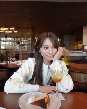 Ayaka Hidaritomo Instagram - ・
 
麻布台ヒルズにあるBaclonyby6th🍽️ 🥞
　

ここのバスクチーズケーキが本当に美味しい🧀♡
パスタもポテトも食べてしまった、、 
 

この日のビジュージャケットは合わせやすくて
春にもたくさん着れそう🌸　

前髪は伸びてきちゃって最近は流してる👩🏻
いつも切ってしまうのよね…🤣 
 
 

#balconyby6th #麻布台ヒルズ　#麻布台グルメ #カーディガンコーデ #ジャケットコーデ