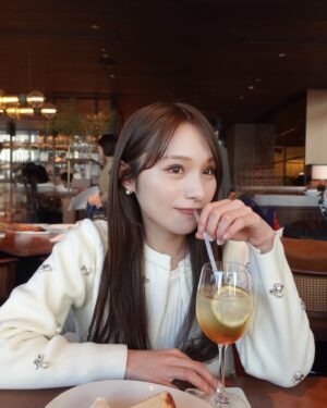 Ayaka Hidaritomo Instagram - ・
 
麻布台ヒルズにあるBaclonyby6th🍽️ 🥞
　

ここのバスクチーズケーキが本当に美味しい🧀♡
パスタもポテトも食べてしまった、、 
 

この日のビジュージャケットは合わせやすくて
春にもたくさん着れそう🌸　

前髪は伸びてきちゃって最近は流してる👩🏻
いつも切ってしまうのよね…🤣 
 
 

#balconyby6th #麻布台ヒルズ　#麻布台グルメ #カーディガンコーデ #ジャケットコーデ