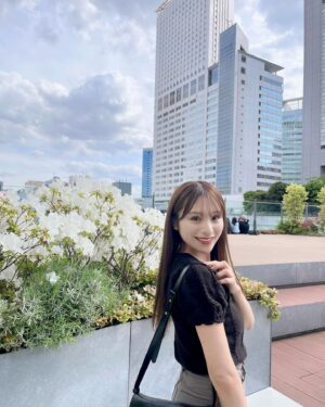 Ayaka Hidaritomo Instagram - 半袖でも過ごせる天気☀️🌸💨　

髪伸びたよね🫡🪮