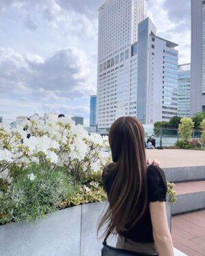 Ayaka Hidaritomo Instagram - 半袖でも過ごせる天気☀️🌸💨　

髪伸びたよね🫡🪮