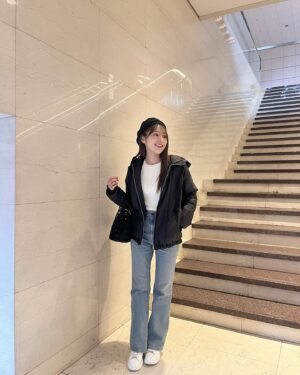 Ayaka Hidaritomo Instagram - ・
スニーカーにジーンズのラフな日👖♡
色味もシンプル目に…🐈‍⬛
 

UNIQLOのジーンズすごく履きやすくて
最近たくさん履いてる~

スニーカーは形も後ろがうっすらピンクなとこもお気に入り
@alexandermcqueen 👟🌸
