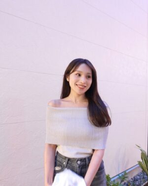 Ayaka Hidaritomo Instagram - ふらっとご飯食べ行った時の🌬️ 

最近は楽な服装ばかり。
パンツやデニムにピタッとめのトップス合わせるのがすき👖✨
　　

デニムは @uniqlo_jp の
ワイドストレートジーンズのグレーです🩶

　　

　
　
#uniqlo #ユニクロコーデ #ユニクロ購入品 #ワイドストレートジーンズ #オフショル　#夏コーデ　#きれいめカジュアル #きれいめコーデ