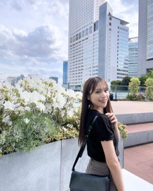 Ayaka Hidaritomo Instagram - 半袖でも過ごせる天気☀️🌸💨　

髪伸びたよね🫡🪮