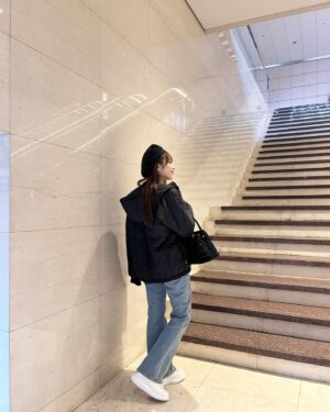 Ayaka Hidaritomo Instagram - ・
スニーカーにジーンズのラフな日👖♡
色味もシンプル目に…🐈‍⬛
 

UNIQLOのジーンズすごく履きやすくて
最近たくさん履いてる~

スニーカーは形も後ろがうっすらピンクなとこもお気に入り
@alexandermcqueen 👟🌸