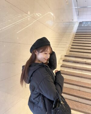 Ayaka Hidaritomo Instagram - ・
スニーカーにジーンズのラフな日👖♡
色味もシンプル目に…🐈‍⬛
 

UNIQLOのジーンズすごく履きやすくて
最近たくさん履いてる~

スニーカーは形も後ろがうっすらピンクなとこもお気に入り
@alexandermcqueen 👟🌸