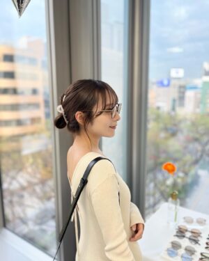 Ayaka Hidaritomo Instagram - ・
Zoffの展示会のときの🤍👓
@zoff_eyewear

カラー豊富でデザインもいろんな種類があって
自分に似合うのを探すの楽しすぎた✨　

ブラウン系のものをずっと欲しいな~と思ってて、写真のユナイテッドアローズとのコラボのメガネがほんとに可愛すぎて注文しちゃいました🌸　

　
#pr#眼鏡女子 #メガネコーデ #メガネ #カラーレンズ #アイウェア #ボストン #カスタムサングラス#EYELOVESG  #Zoff #サングラス