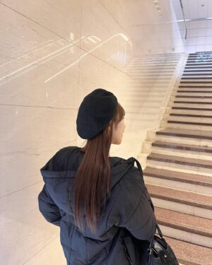 Ayaka Hidaritomo Instagram - ・
スニーカーにジーンズのラフな日👖♡
色味もシンプル目に…🐈‍⬛
 

UNIQLOのジーンズすごく履きやすくて
最近たくさん履いてる~

スニーカーは形も後ろがうっすらピンクなとこもお気に入り
@alexandermcqueen 👟🌸